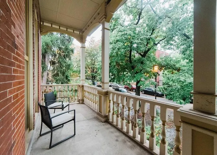 Apartment Spectacular Location - Walkable Entertainment
