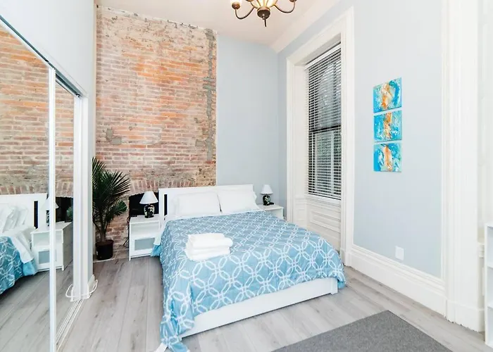 Spectacular Location - Walkable Entertainment Apartment