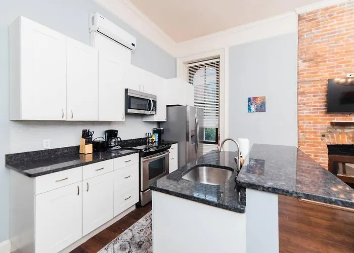 Apartment Spectacular Location - Walkable Entertainment