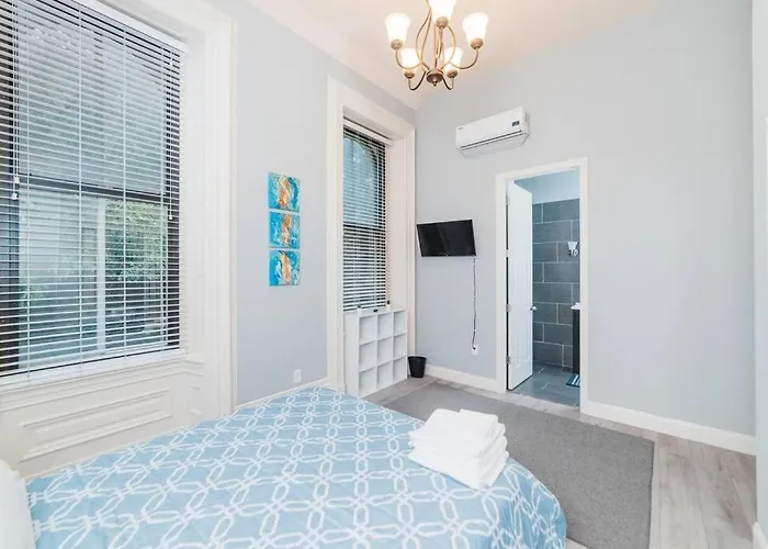 Spectacular Location - Walkable Entertainment Apartment *